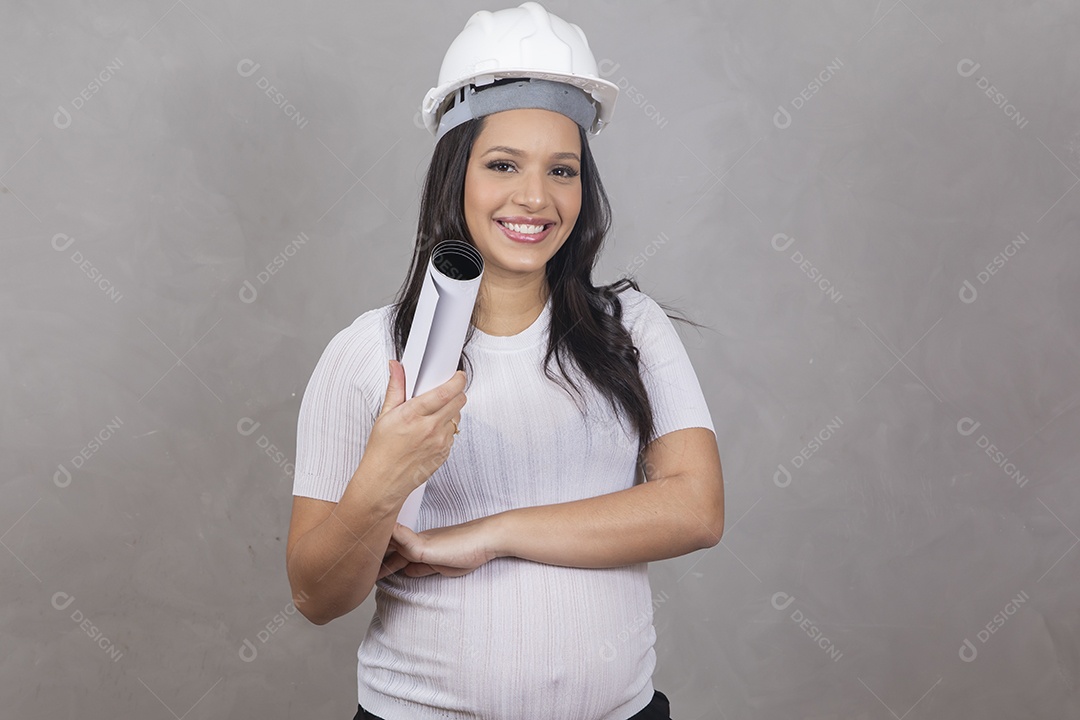 Mulher jovem com capacete de segurança e projeto, conceito de arquitetura e engenharia