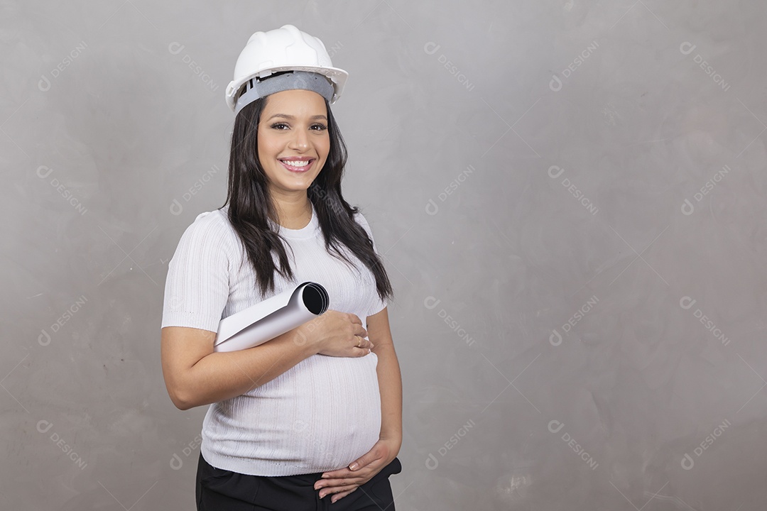 Mulher jovem com capacete de segurança e projeto, conceito de arquitetura e engenharia