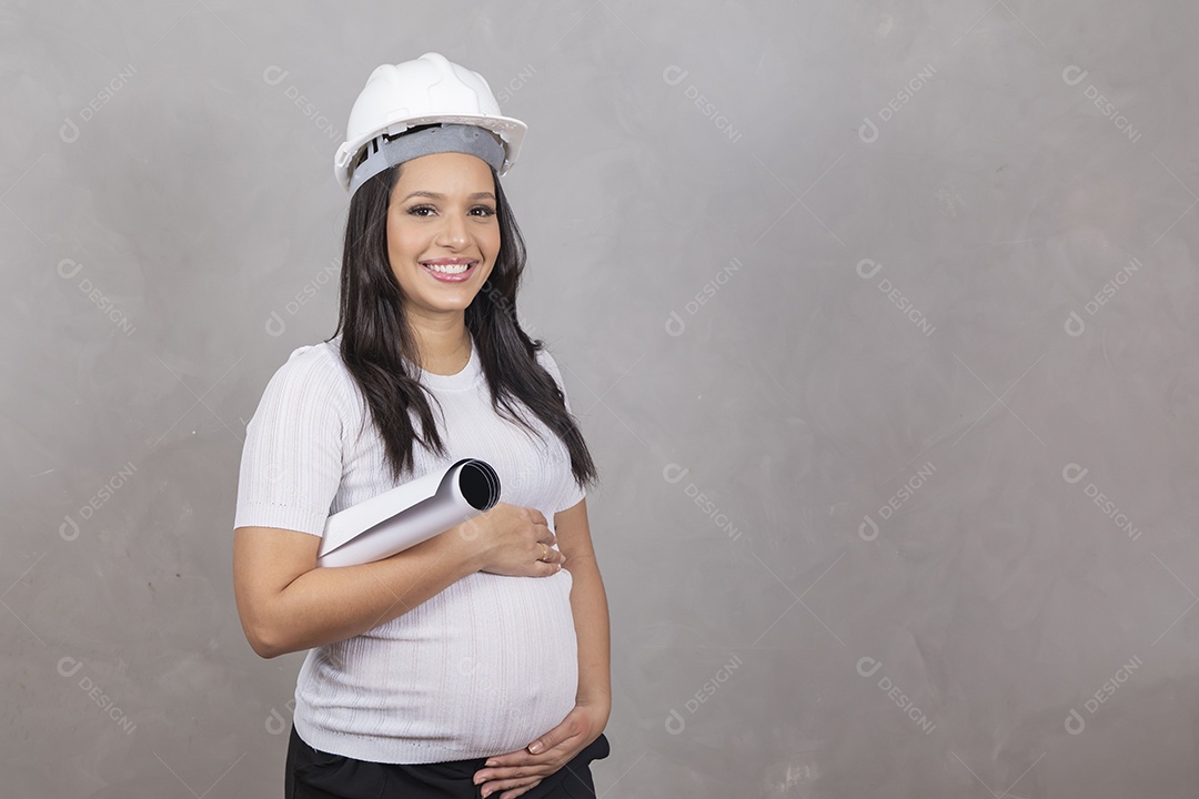 Mulher jovem com capacete de segurança e projeto, conceito de arquitetura e engenharia
