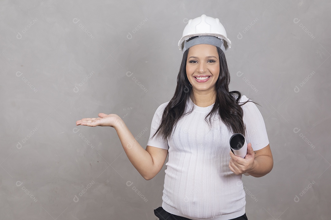 Mulher jovem com capacete de segurança e projeto, conceito de arquitetura e engenharia