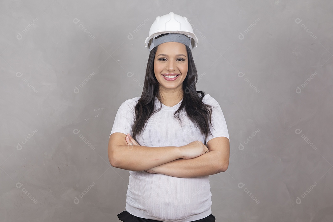 Mulher jovem com capacete de segurança e projeto, conceito de arquitetura e engenharia