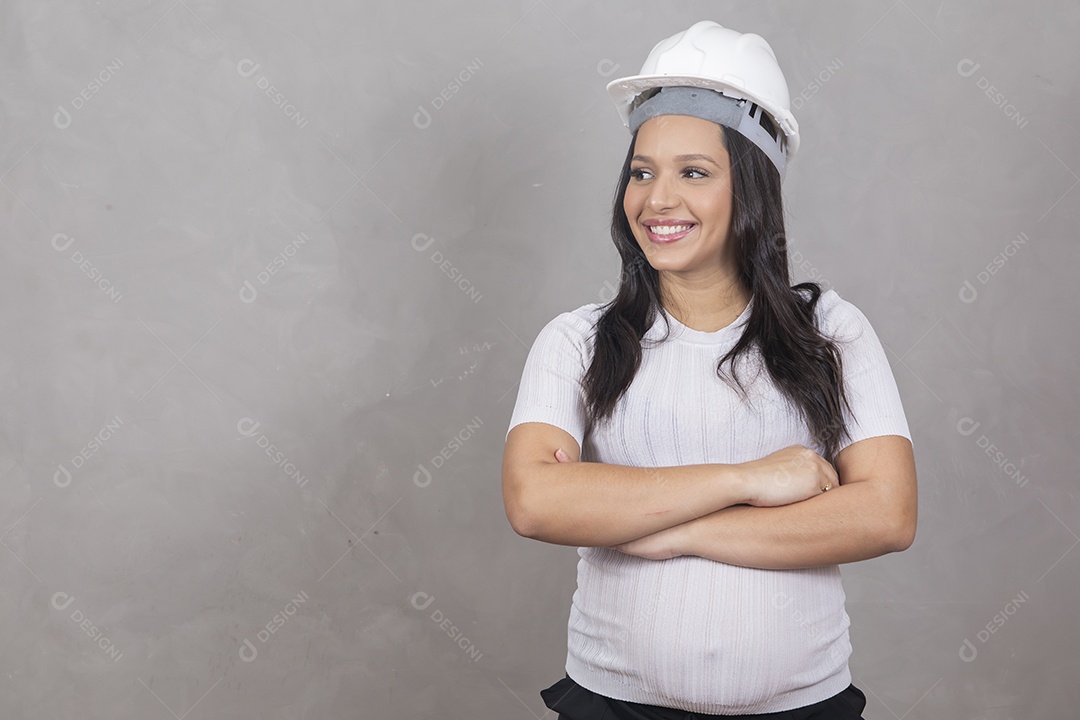 Mulher jovem com capacete de segurança e projeto, conceito de arquitetura e engenharia