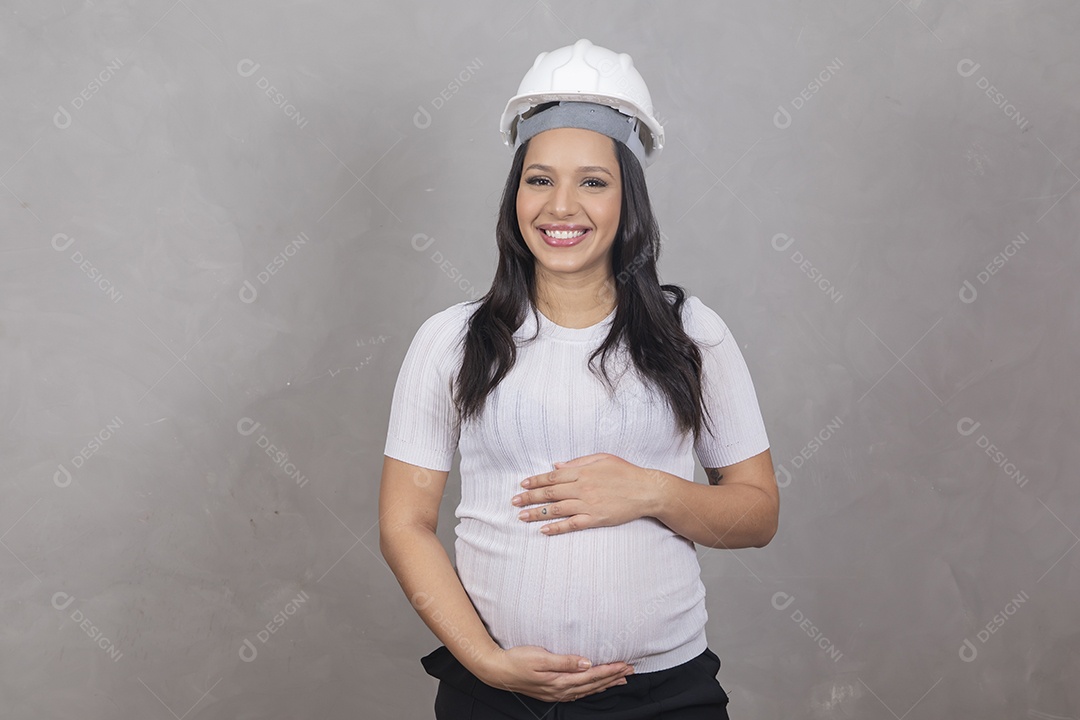 Mulher jovem com capacete de segurança e projeto, conceito de arquitetura e engenharia