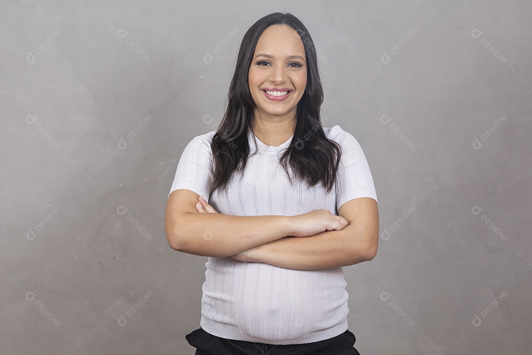 Mulher jovem com capacete de segurança e projeto, conceito de arquitetura e engenharia