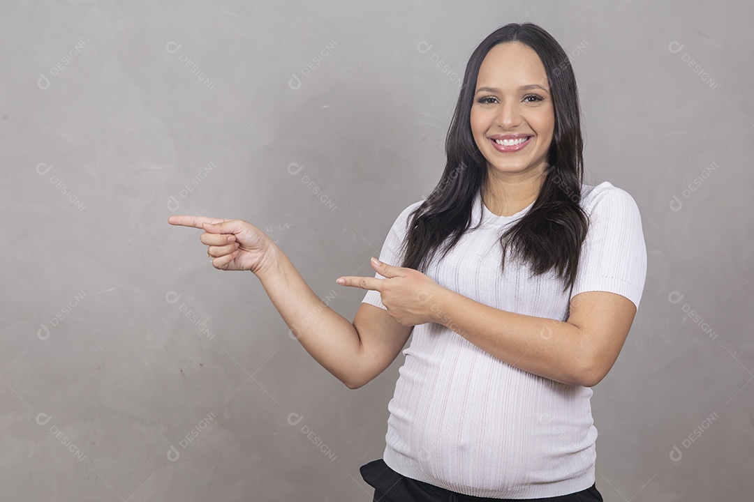 Mulher jovem gravida fazendo gestos