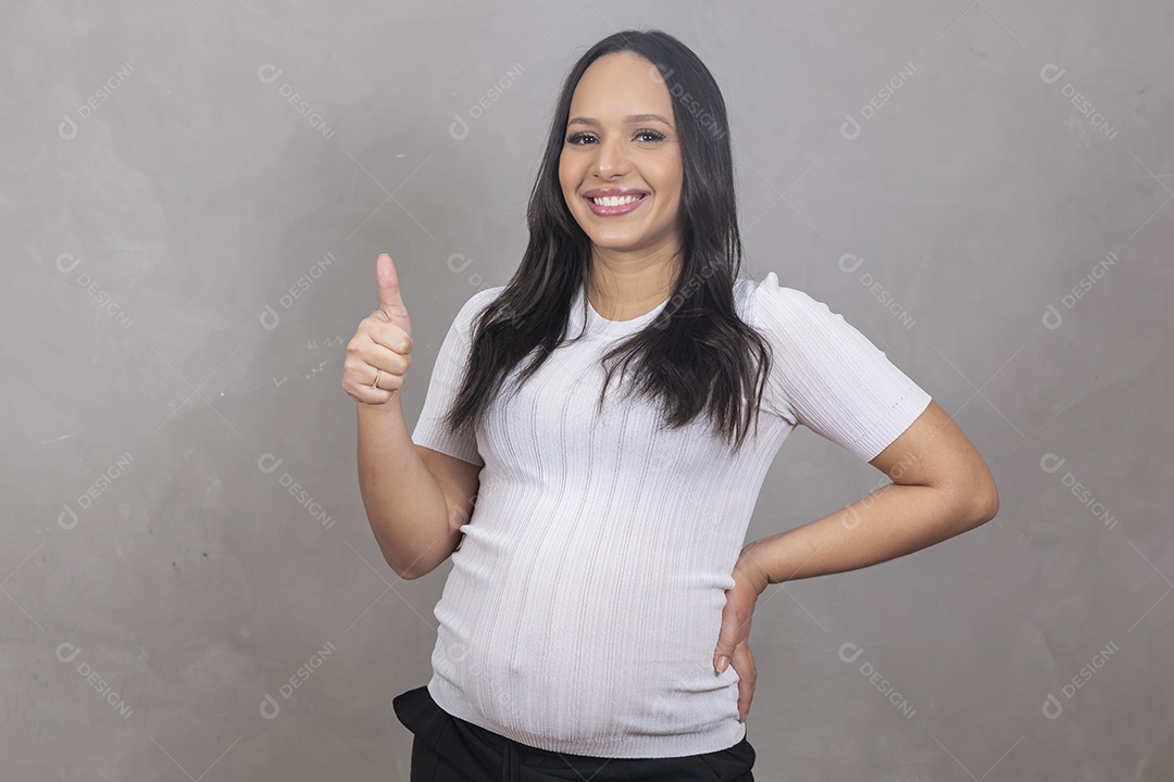 Mulher jovem gravida fazendo gestos