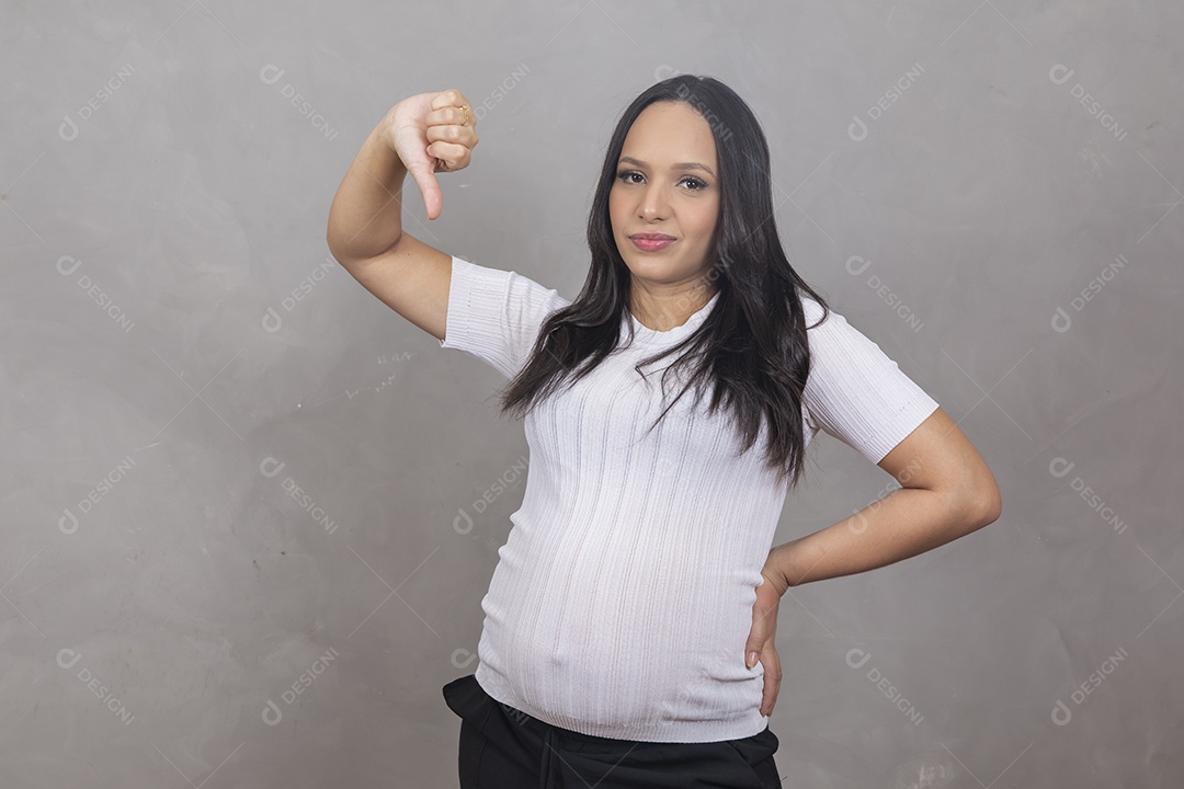 Mulher jovem gravida fazendo gestos