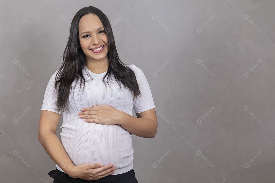 Mulher jovem gravida fazendo gestos