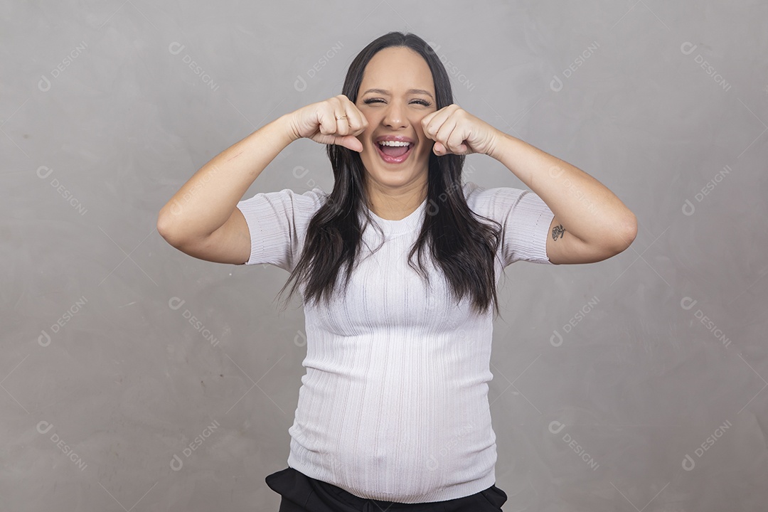 Mulher jovem gravida fazendo gestos chorando