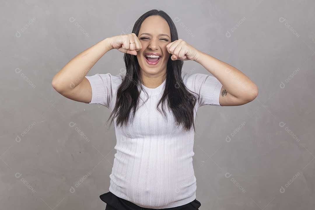 Mulher jovem gravida fazendo gestos chorando