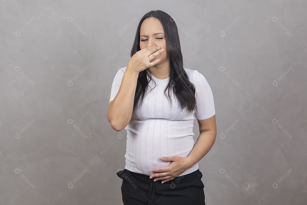 Mulher jovem gravida fazendo gestos tossindo