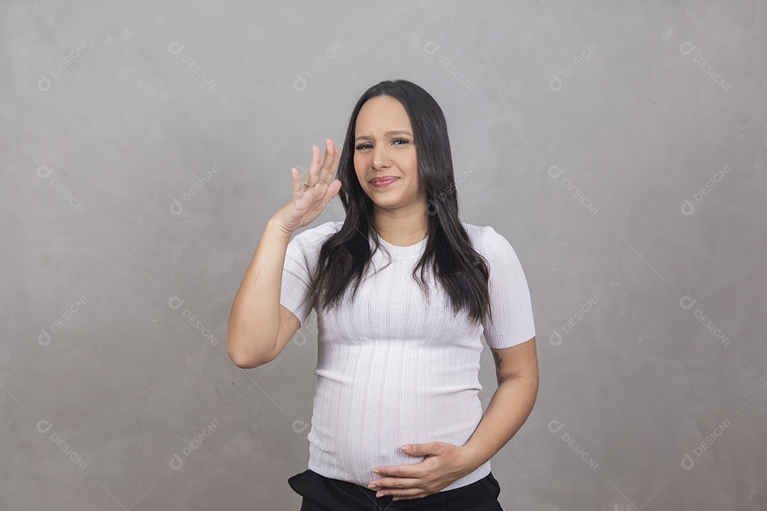 Mulher jovem gravida fazendo gestos