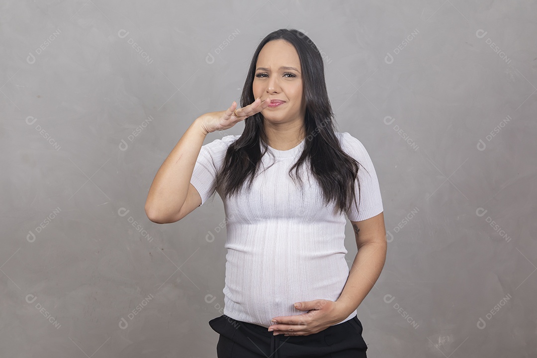 Mulher jovem gravida fazendo gestos