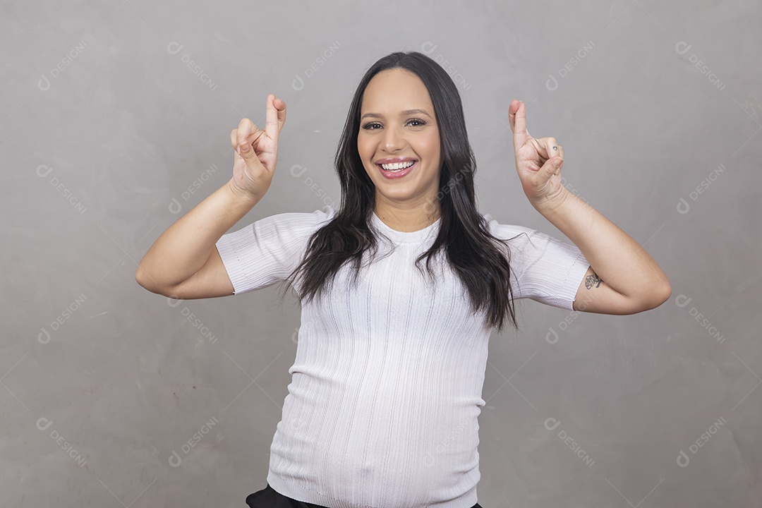 Mulher jovem gravida fazendo gestos