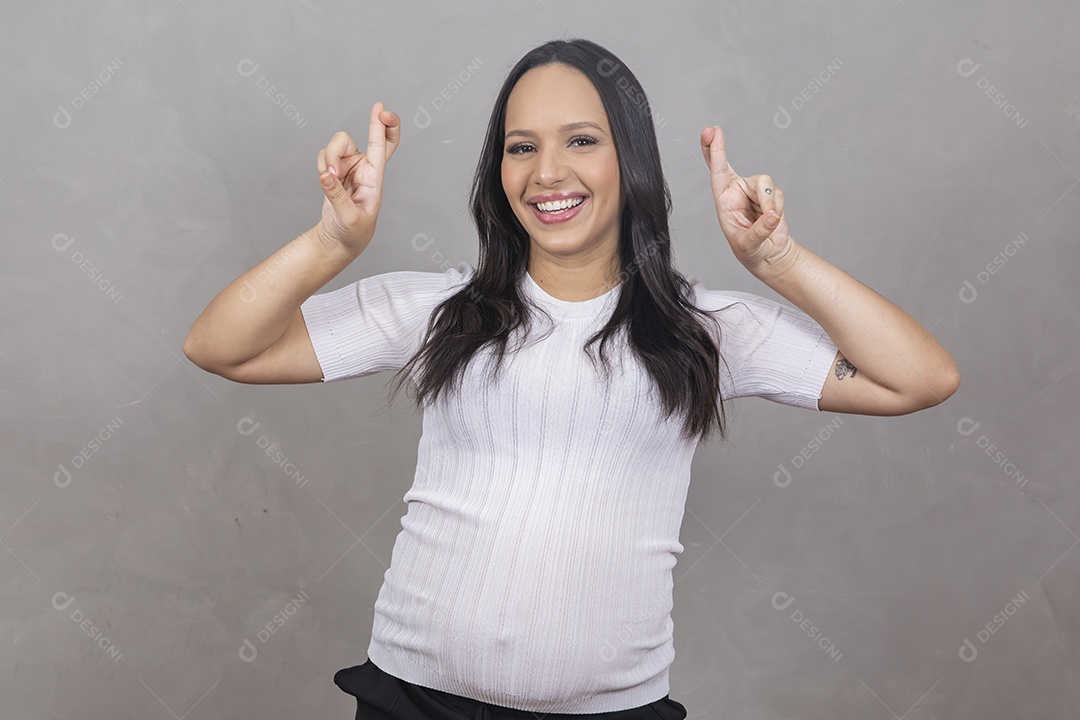 Mulher jovem gravida fazendo gestos