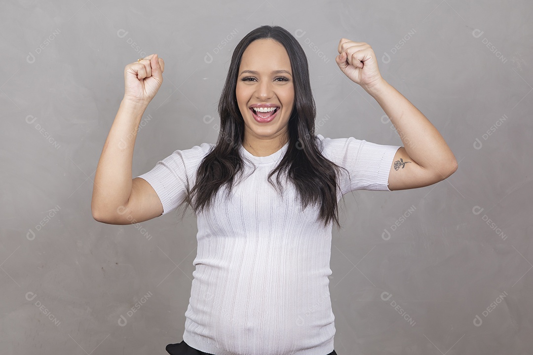 Mulher jovem gravida fazendo gestos