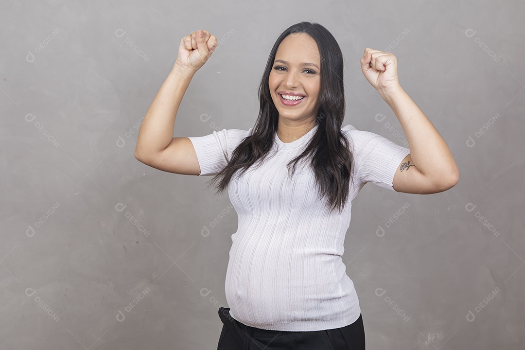 Mulher jovem gravida fazendo gestos