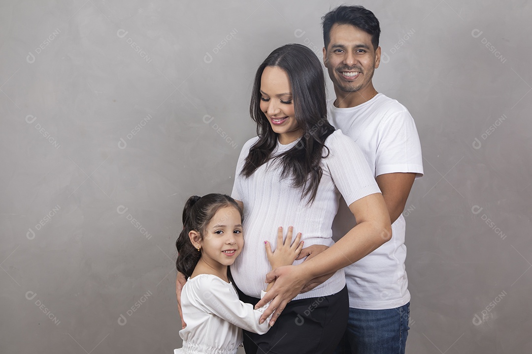 Mulher jovem gravida com seu companheiro e filho a espera de um lindo bebê