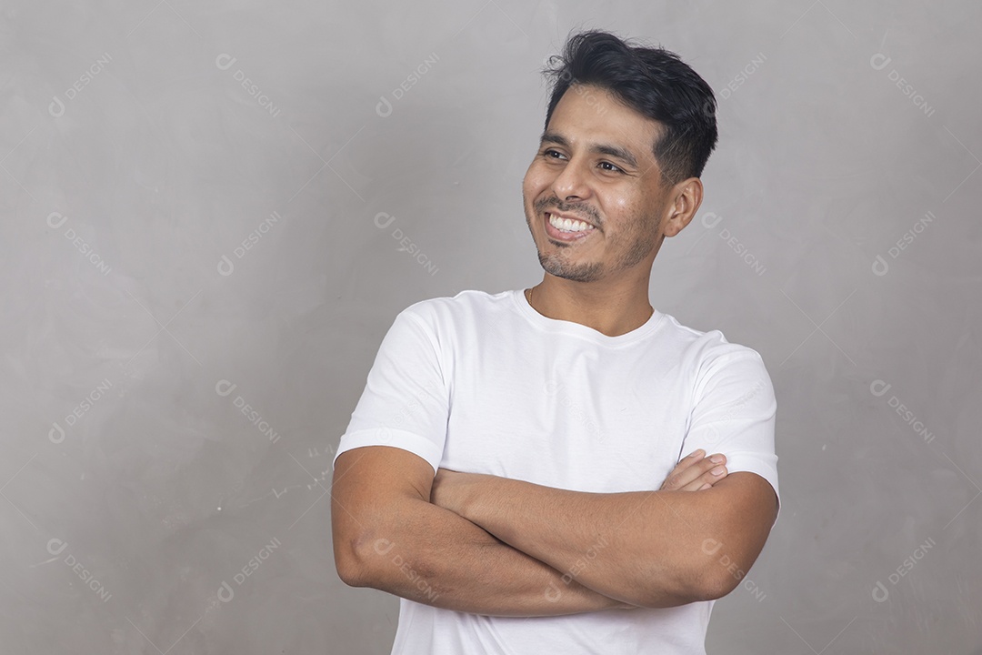 Homem jovem garoto sorridente sobre fundo isolado cinza