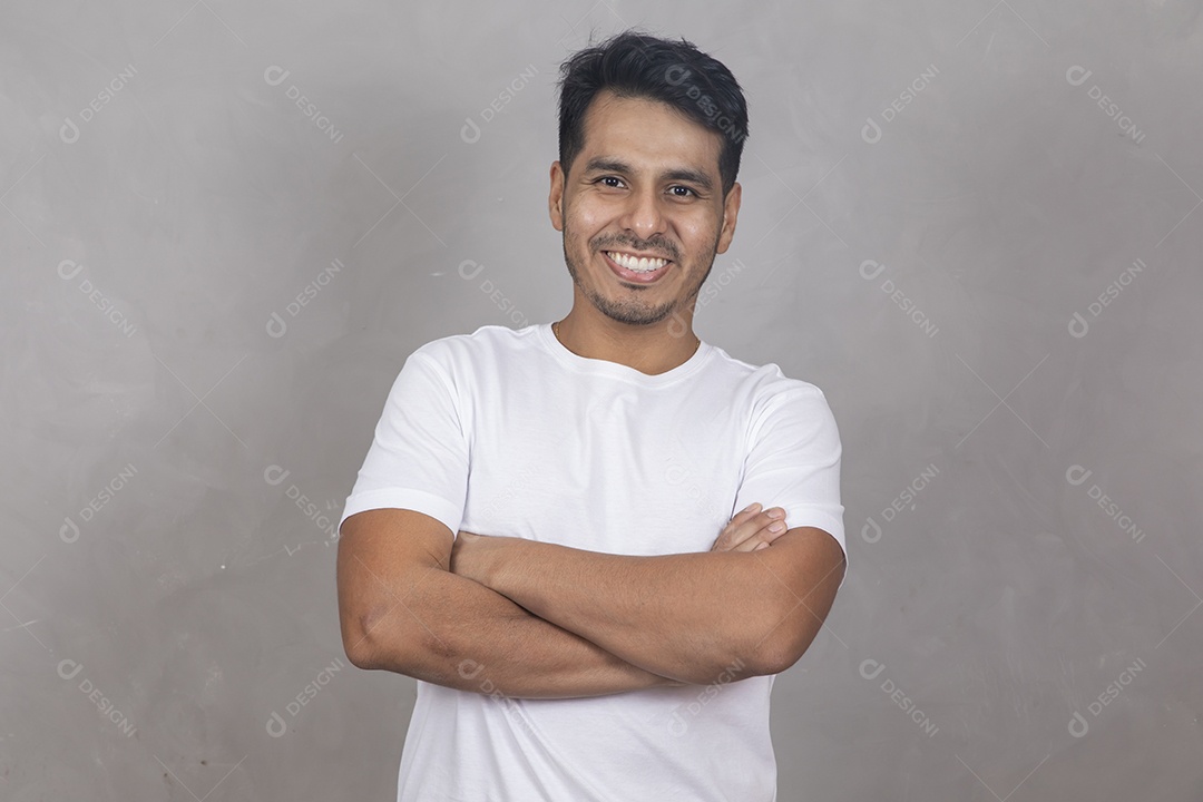 Homem jovem garoto sorridente sobre fundo isolado cinza