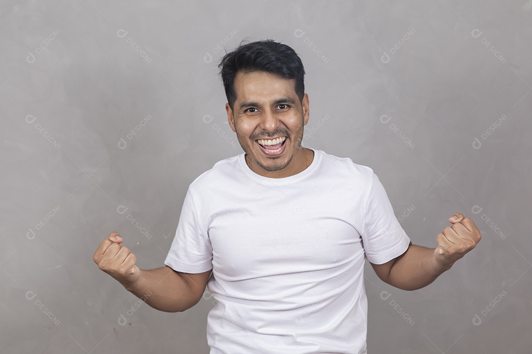 Homem jovem garoto sorridente sobre fundo isolado cinza