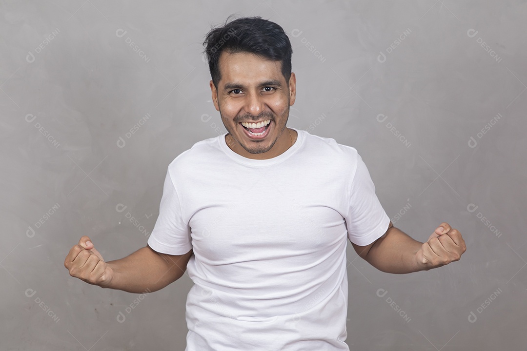 Homem jovem garoto sorridente sobre fundo isolado cinza