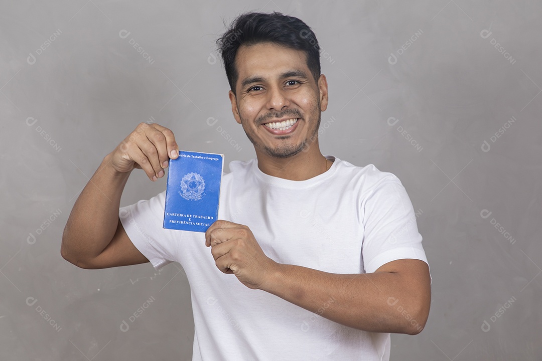 Homem jovem garoto sorridente segurando carteira de trabalho sobre fundo isolado cinza