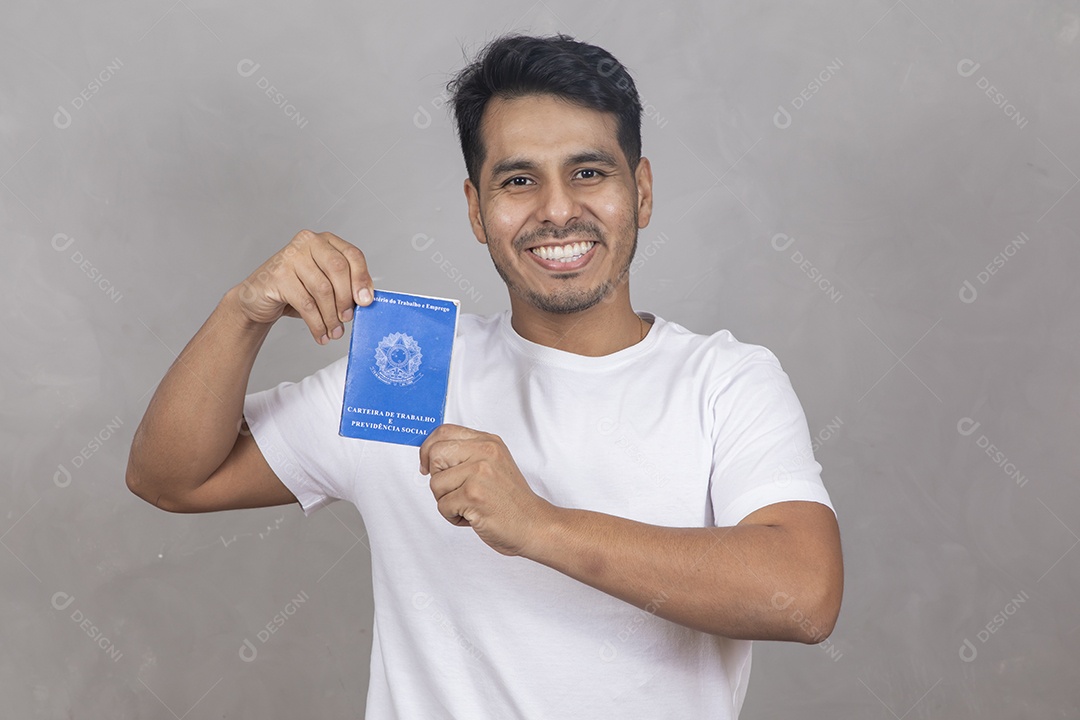 Homem jovem garoto sorridente segurando carteira de trabalho sobre fundo isolado cinza