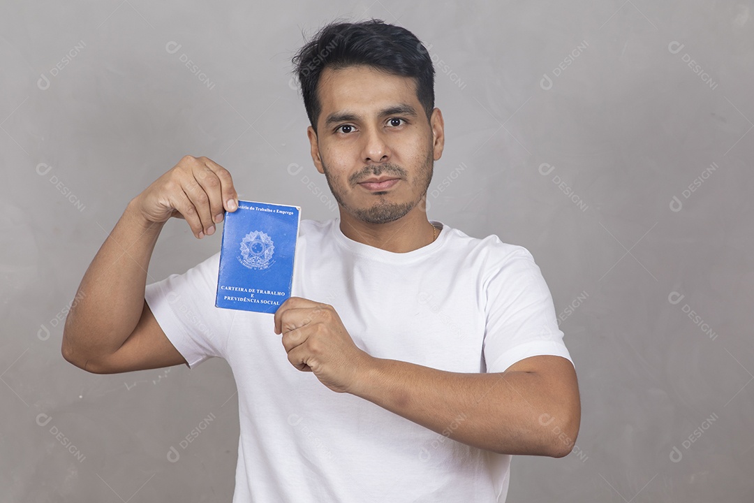 Homem jovem garoto sorridente segurando carteira de trabalho sobre fundo isolado cinza