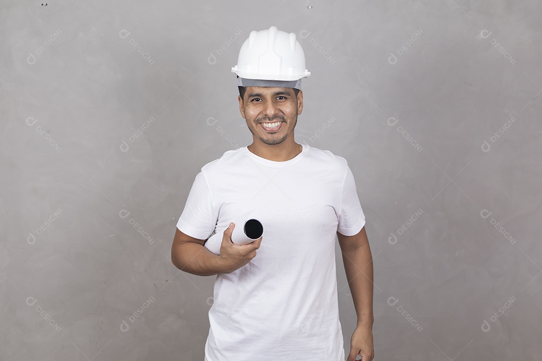 Homem jovem engenheiro usando capacete branco garoto sorridente sobre fundo isolado cinza