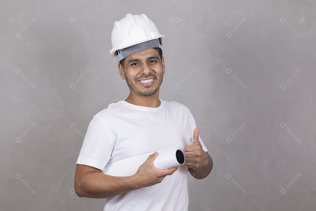 Homem jovem engenheiro usando capacete branco garoto sorridente sobre fundo isolado cinza