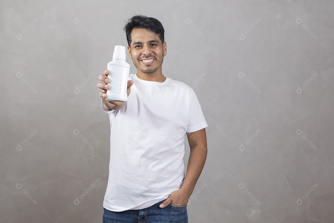 Homem jovem sorridente segurando frasco branco