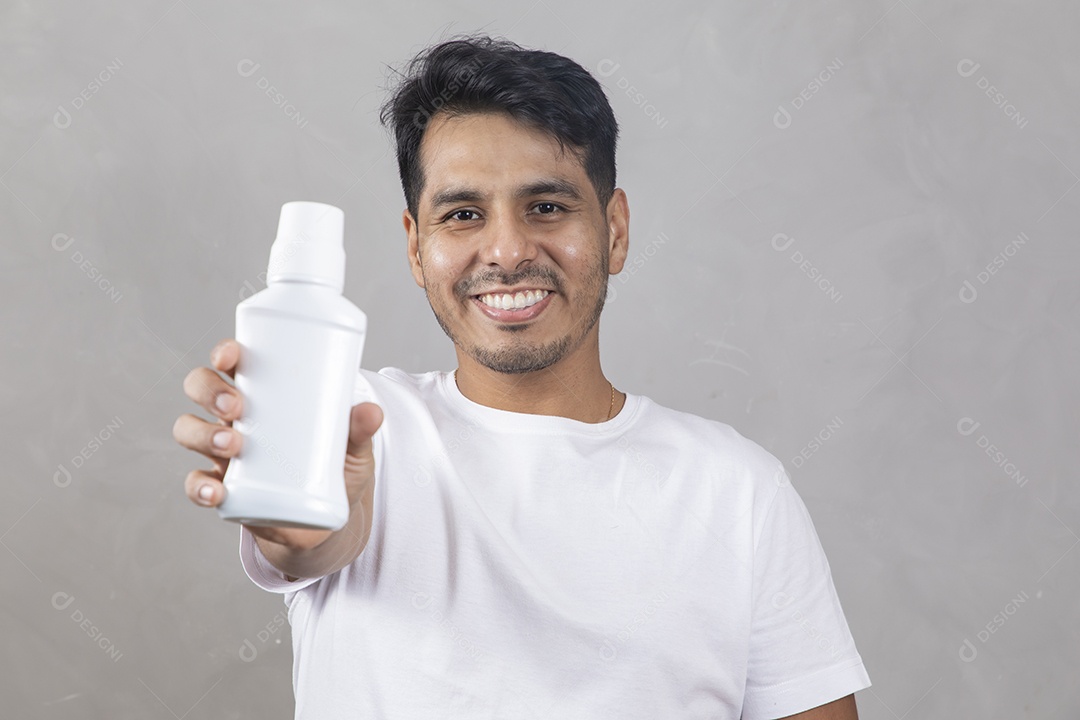 Homem jovem sorridente segurando frasco branco