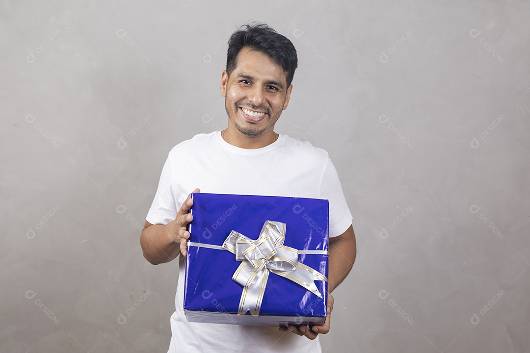 Homem jovem sorridente segurando presente