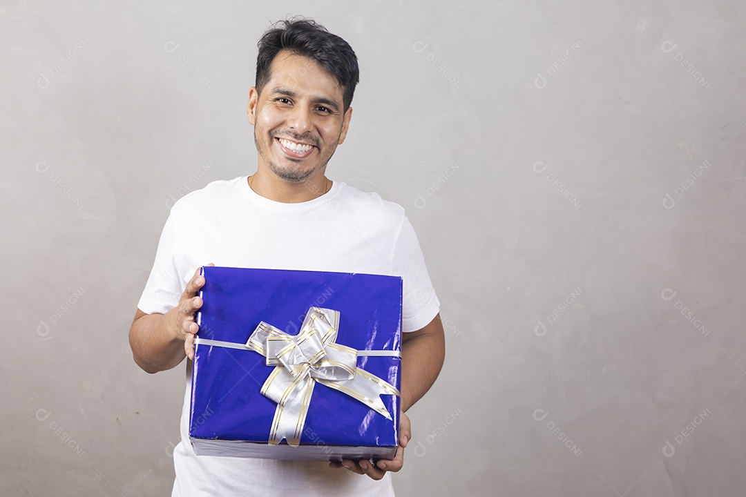 Homem jovem sorridente segurando presente