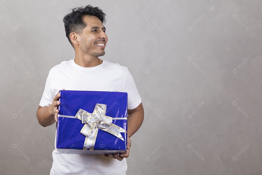 Homem jovem sorridente segurando presente