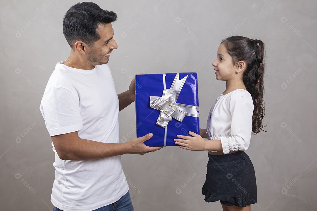 Homem jovem sorridente pai ganhando presente de sua filha