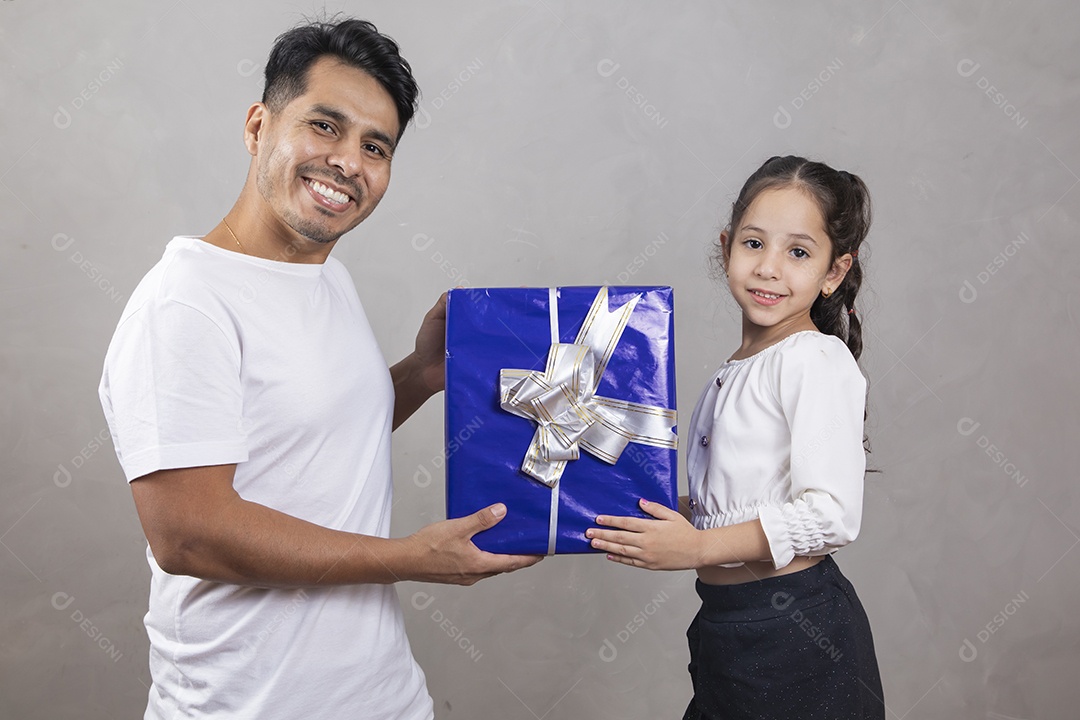 Homem jovem sorridente pai ganhando presente de sua filha
