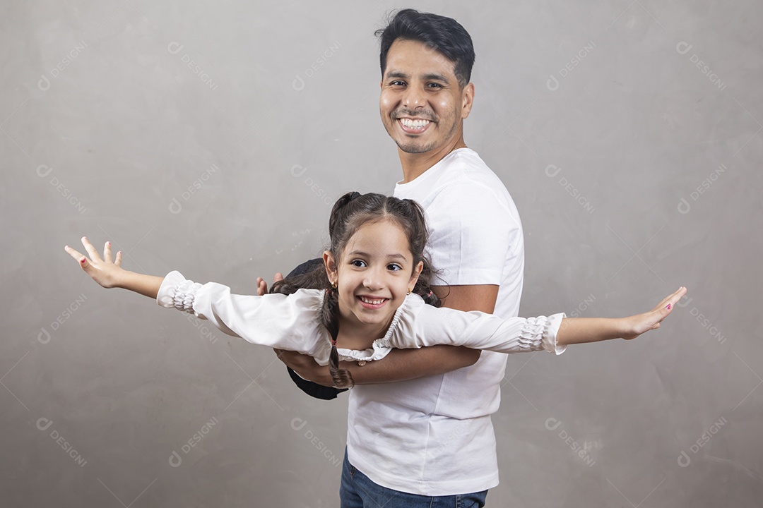 Homem jovem brincando com sua filha criança