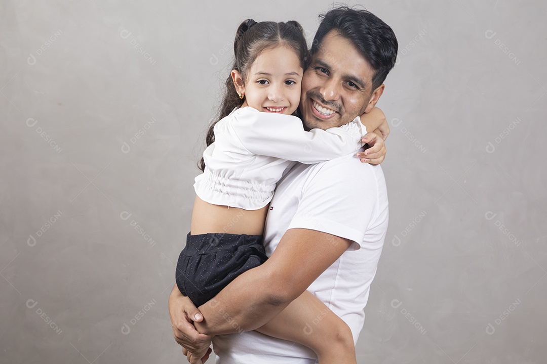 Homem jovem abraçando sua filha criança menina