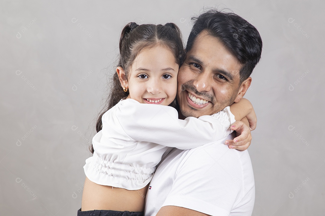 Homem jovem abraçando sua filha criança menina