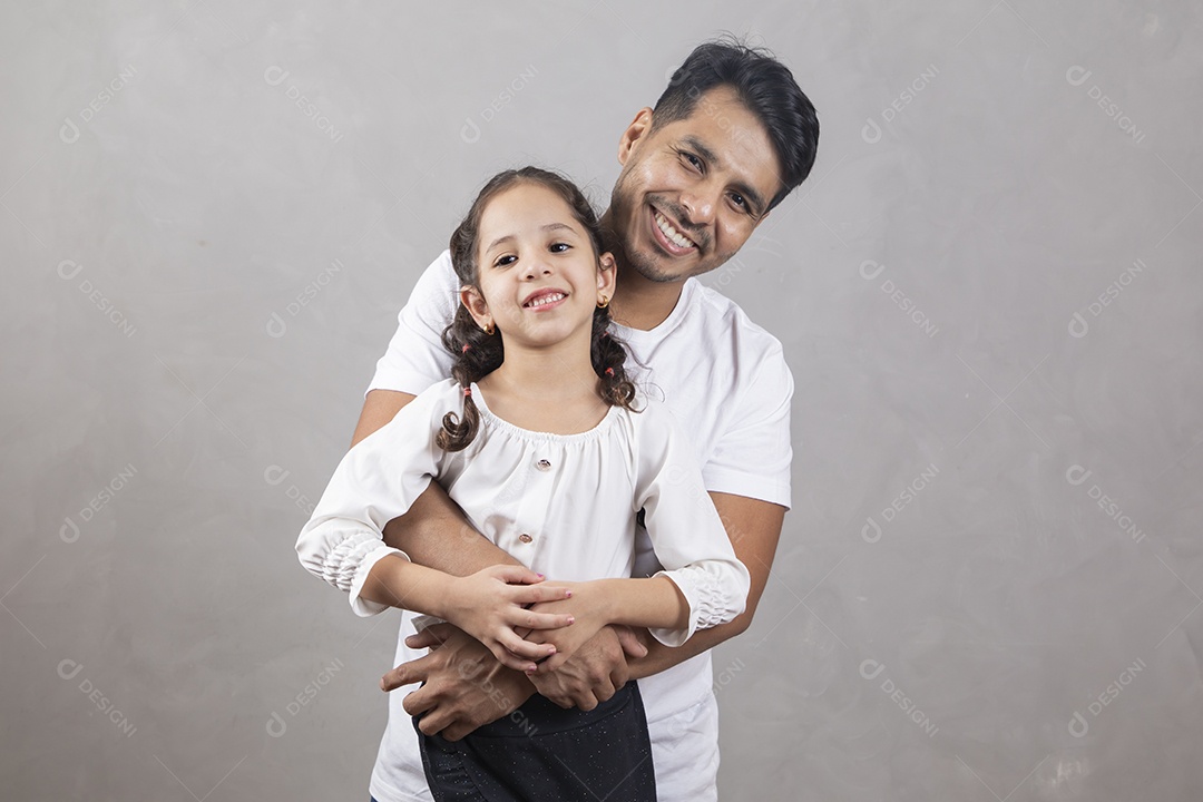 Homem jovem abraçando sua filha criança menina