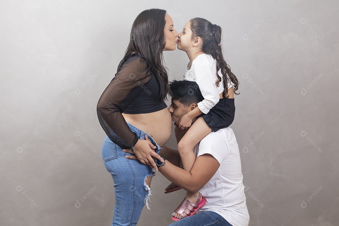 Homem pai jovem feliz beijando barriga de sua esposa feliz gravida