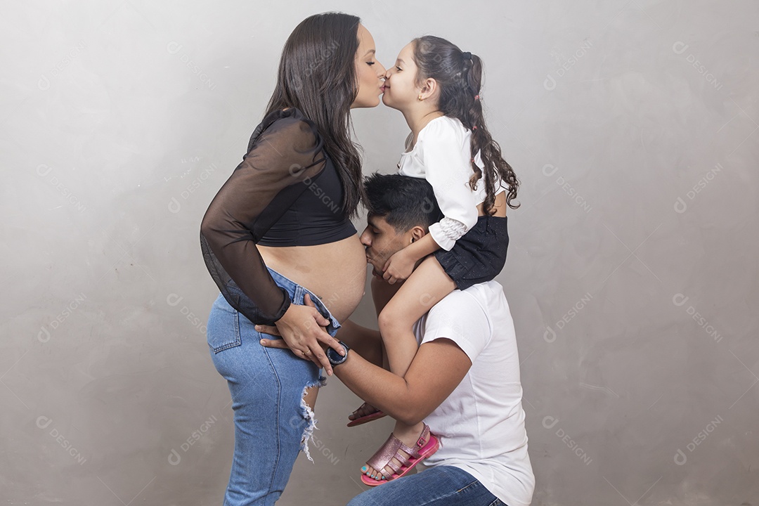 Homem pai jovem feliz beijando barriga de sua esposa feliz gravida