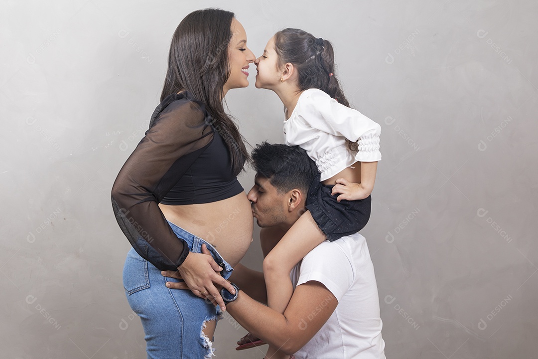 Homem pai jovem feliz beijando barriga de sua esposa feliz gravida