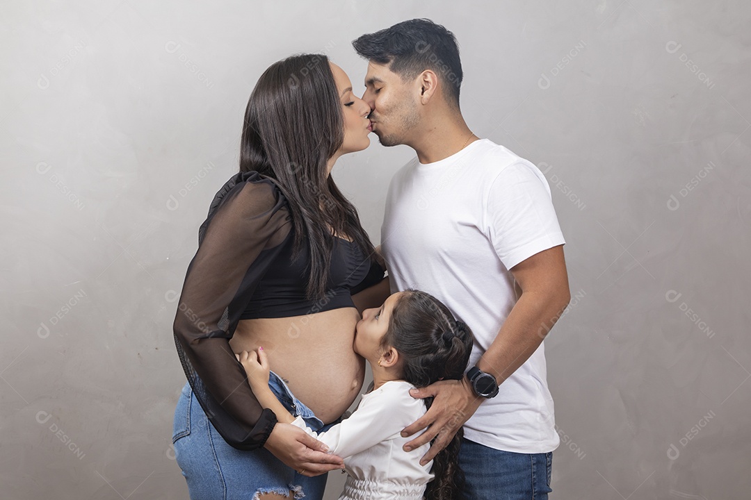 Homem pai jovem feliz beijando sua esposa feliz pela gravidez