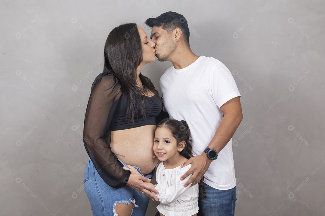 Homem pai jovem feliz beijando sua esposa feliz pela gravidez