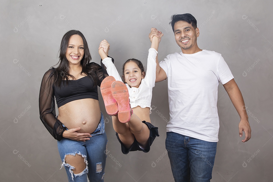 Linda família feliz pela gravidez pai mãe filha