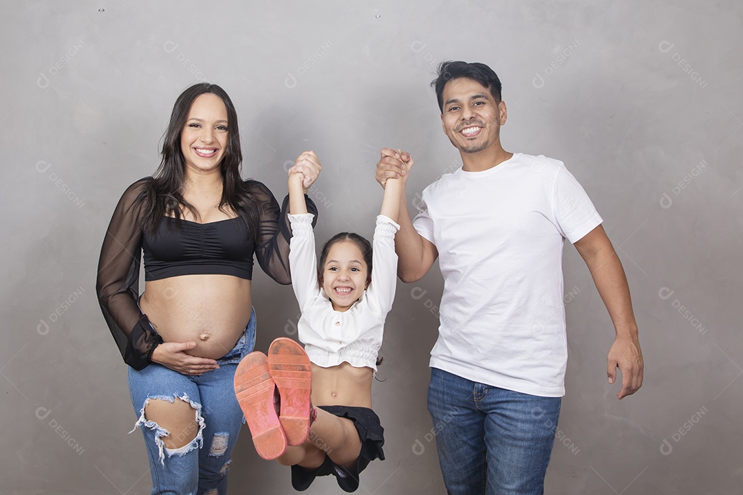 Linda família feliz pela gravidez pai mãe filha