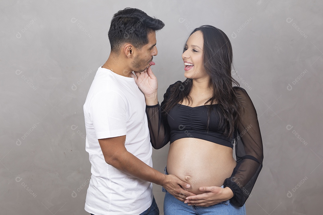 Lindo casal feliz pela gravidez família